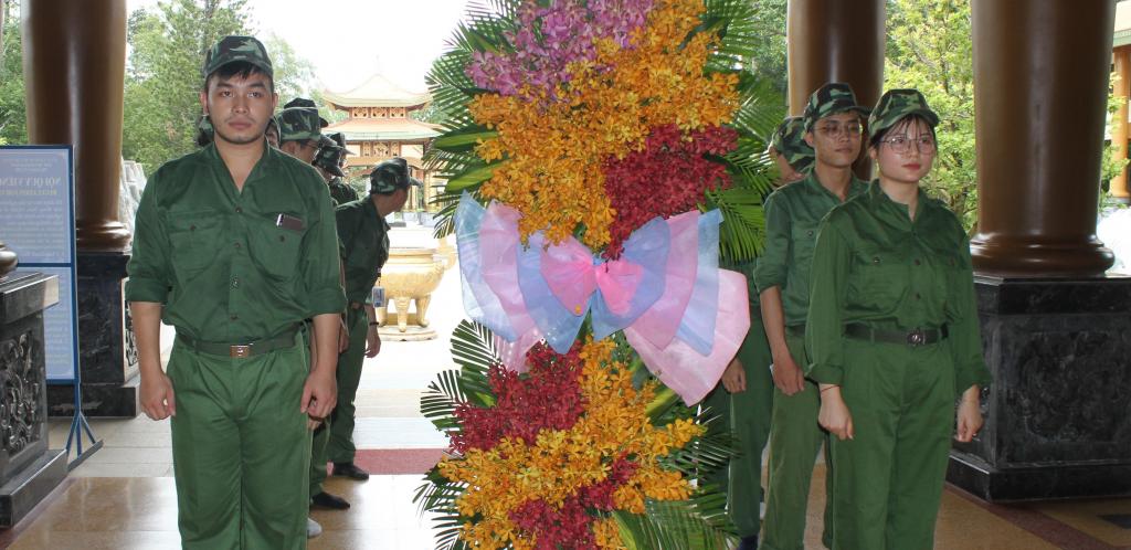 Dâng vòng hoa viếng các anh hùng liệt sỹ tại Đền Bến Dược