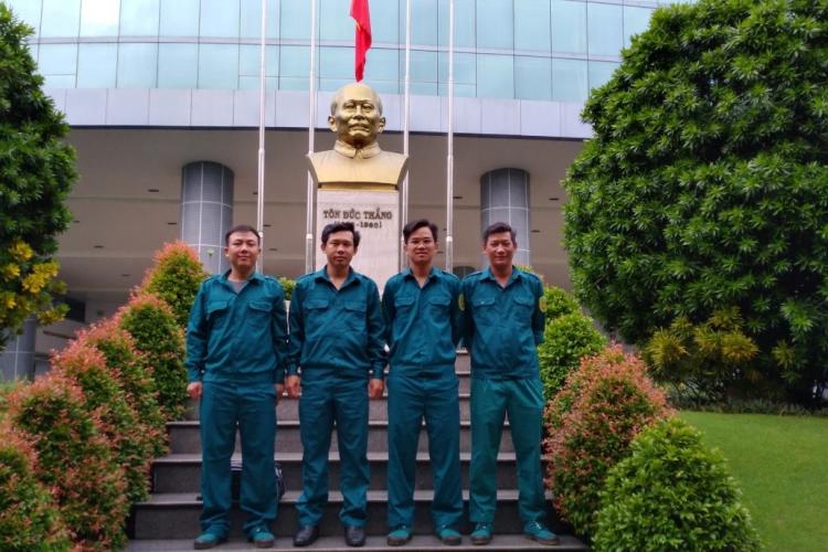 Đoàn hội thao BCHQS Trường Đại học Tôn Đức Thắng làm lễ xuất quân trước tượng đài Bác Tôn